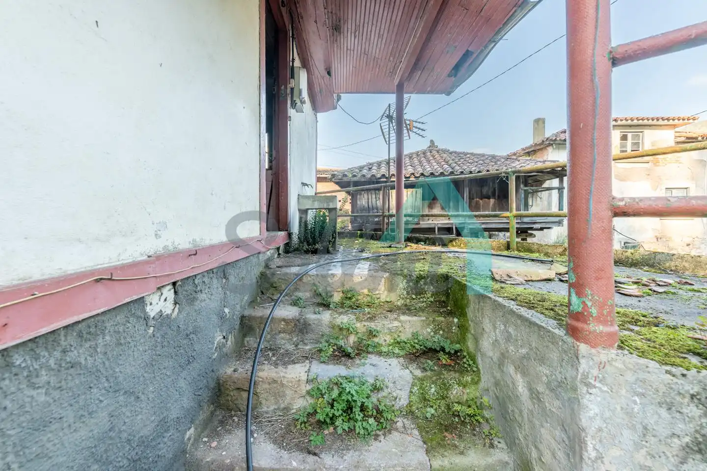 Außenansicht von Einfamilien-Reihenhaus zum Verkauf in Belmonte de Miranda mit Parkett