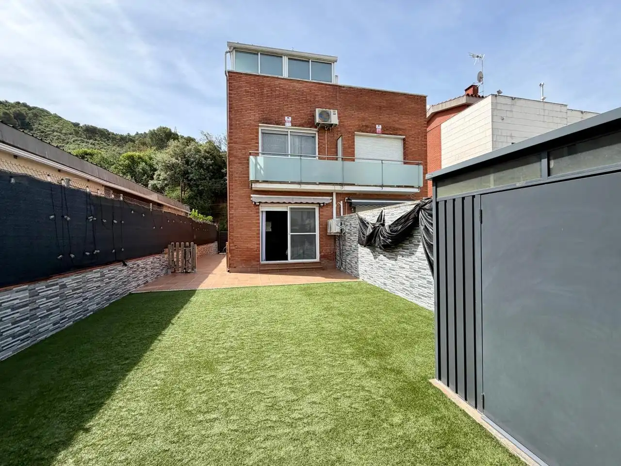 Vista exterior de Casa adosada en venta en Montcada i Reixac con Aire acondicionado, Calefacción y Jardín privado
