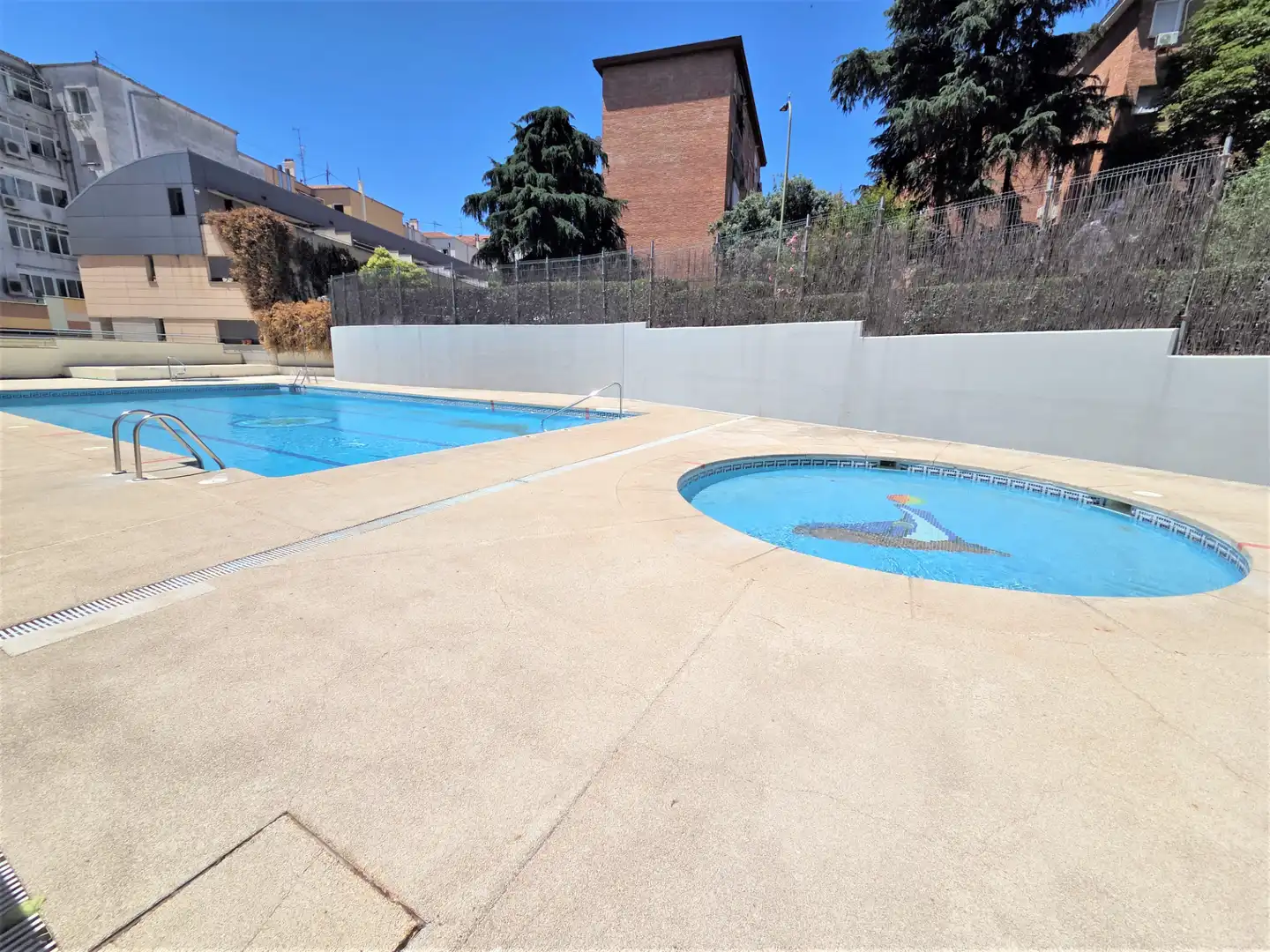 Piscina de Pis de lloguer en Madrid amb Aire condicionat, Calefacció i Jardí privat