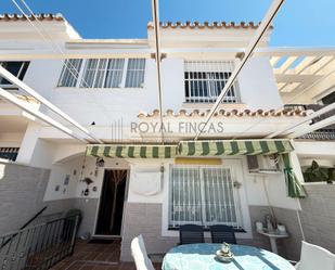 Vista exterior de Casa adosada en venda en Benalmádena amb Aire condicionat, Terrassa i Traster