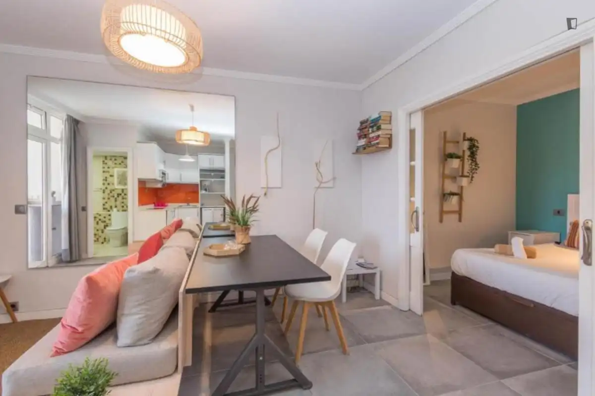 Menjador de Apartament de lloguer en Las Palmas de Gran Canaria amb Moblat, Rentadora i Microones