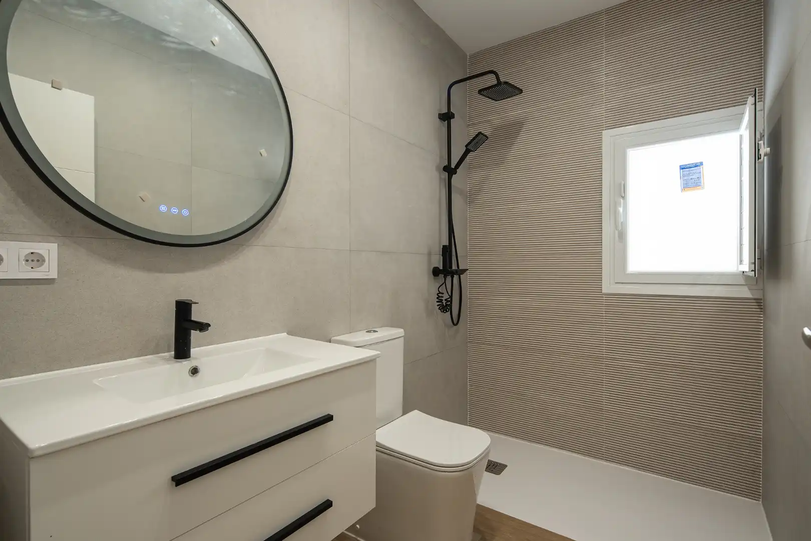 Baño de Piso en venta en Granada con Horno, Lavadora y TV