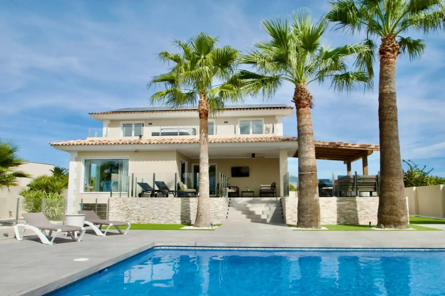 Vista exterior de Casa o xalet en venda en L'Alfàs del Pi amb Aire condicionat, Calefacció i Jardí privat