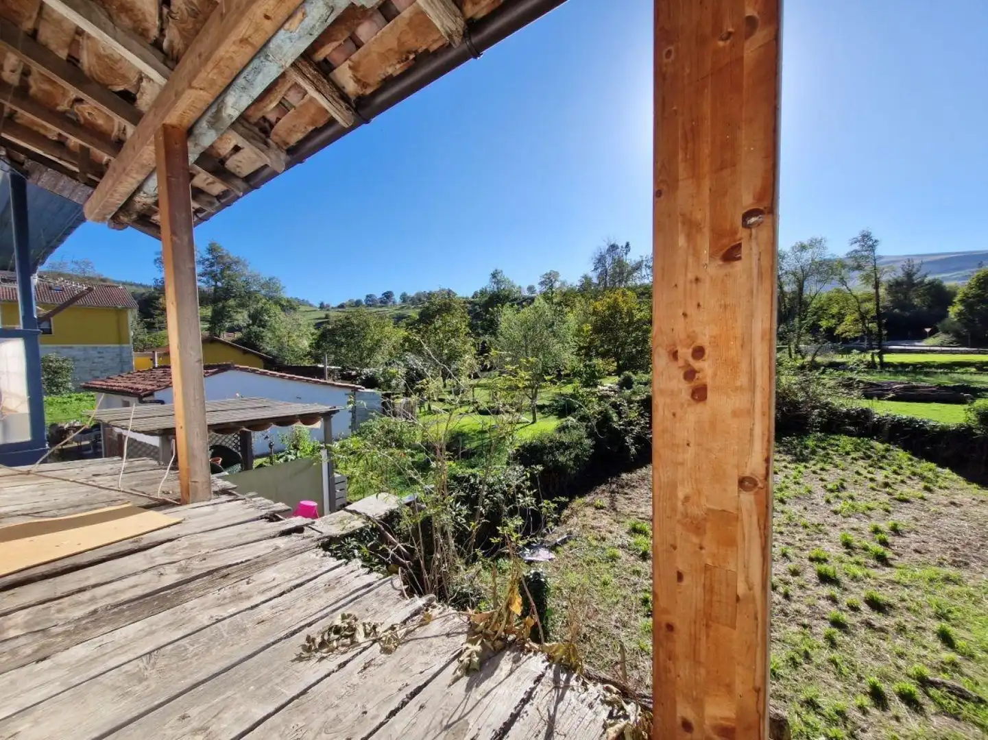 Terrasse von Einfamilien-Reihenhaus zum Verkauf in Arenas de Iguña mit Privatgarten und Balkon