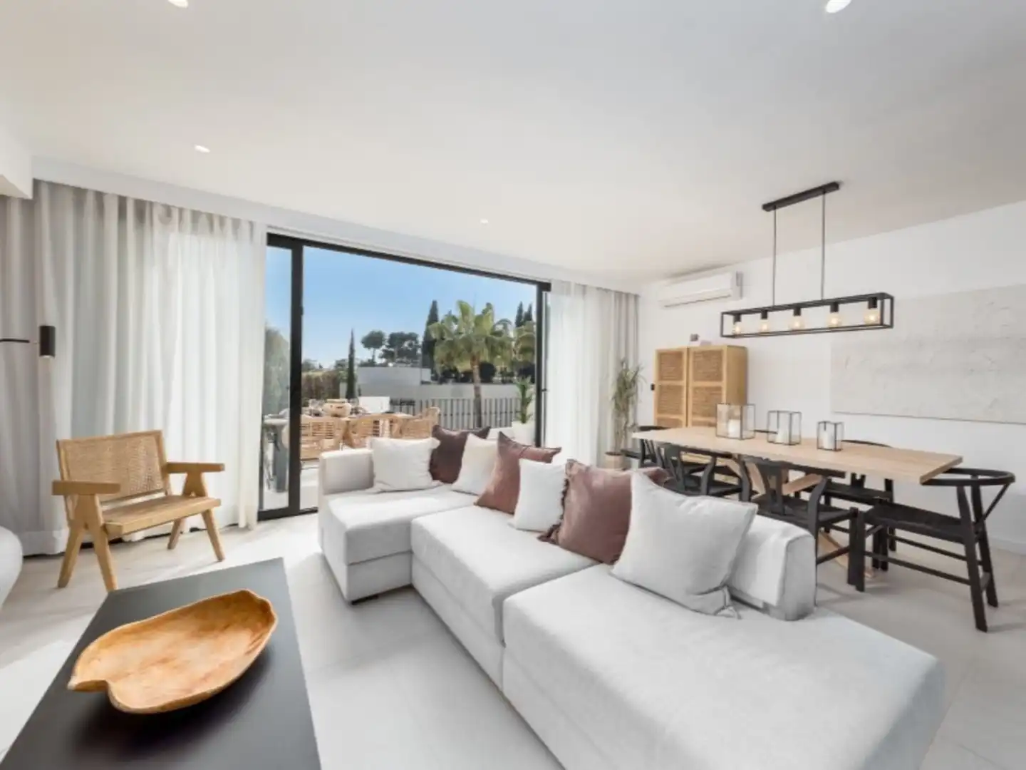Living room of Houses for sale in Marbella  with Air Conditioner, Terrace and Community pool