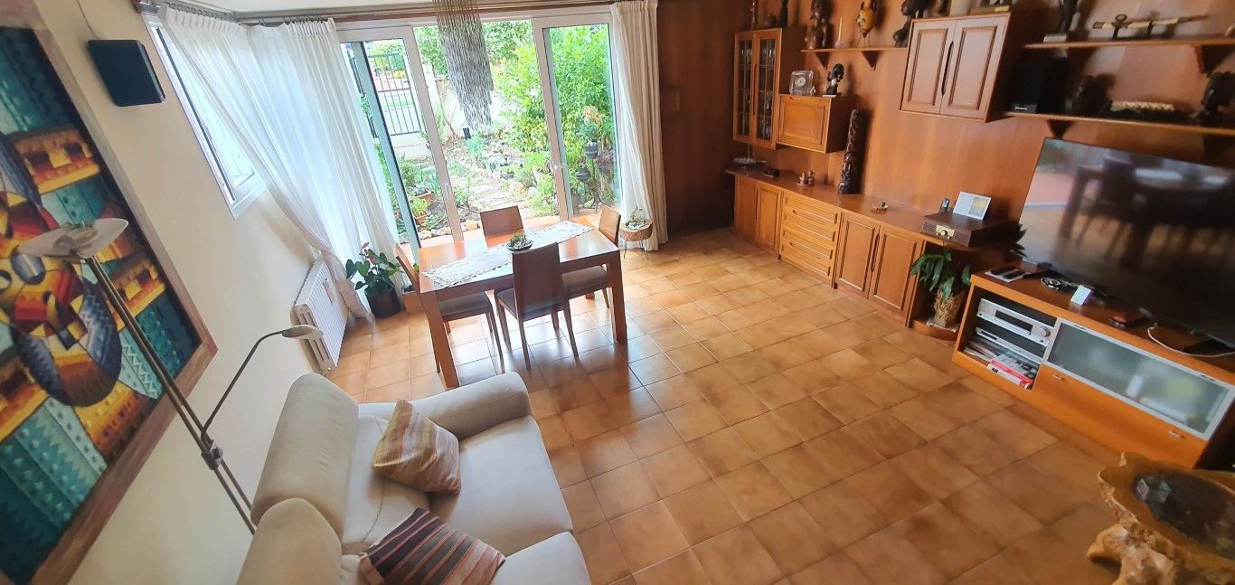 Living room of House or chalet for sale in Cerdanyola del Vallès  with Heating, Private garden and Parquet flooring