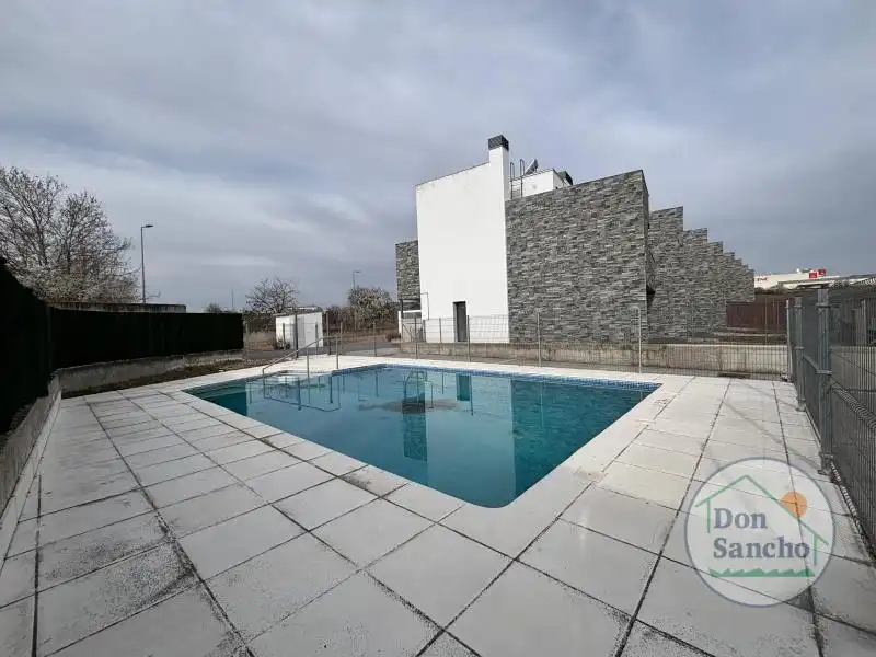 Piscina de Casa adosada en venta en Arroyo de la Encomienda con Calefacción, Terraza y Trastero