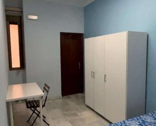 Bedroom of Flat to share in  Sevilla Capital  with Air Conditioner and Terrace