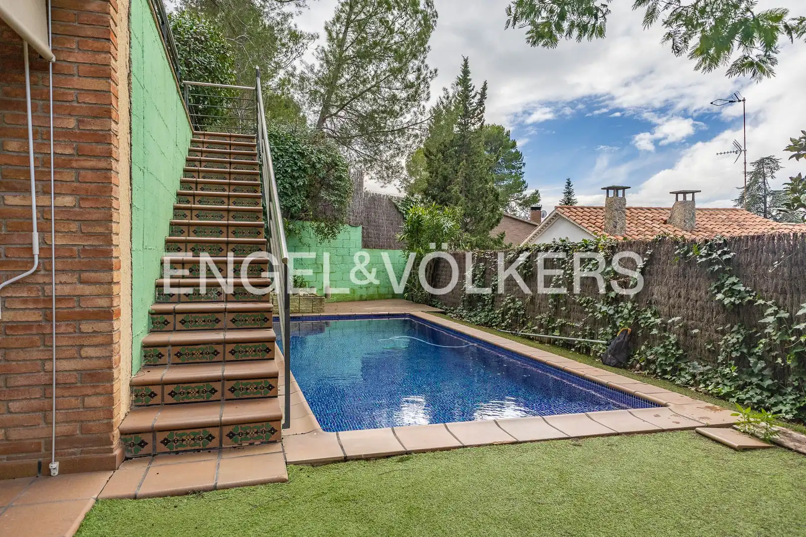 Swimming pool of Houses for sale in Sant Cugat del Vallès  with Air Conditioner, Heating and Private garden