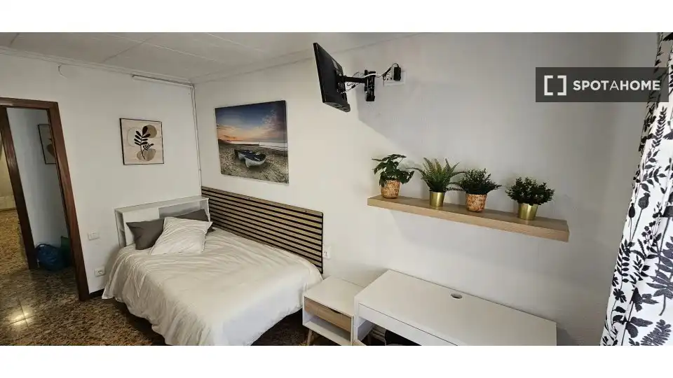 Bedroom of Flat for share in Nord-est