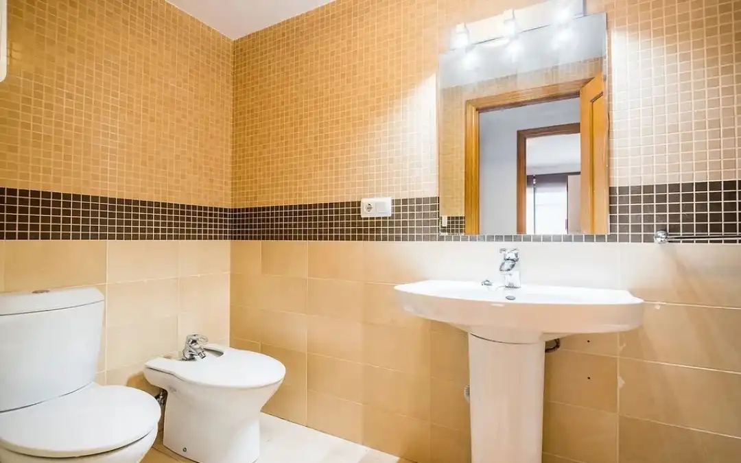 Baño de Piso de alquiler en Roquetas de Mar con Aire acondicionado, Calefacción y Amueblado