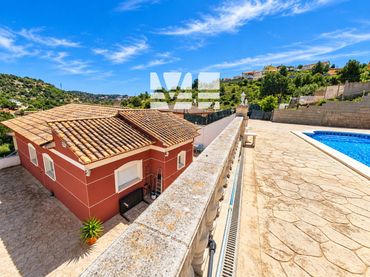 Xalet amb piscina en venda a Los Jardines-Els Rosers