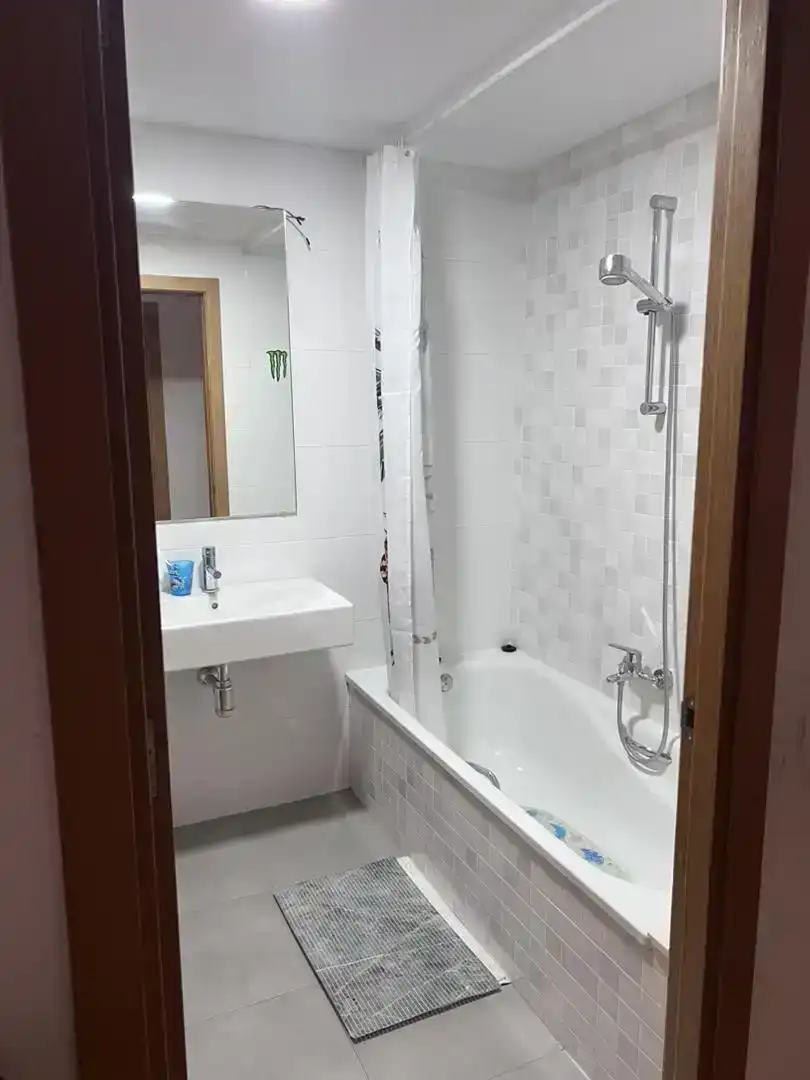Bathroom of Flat for rent in Reus  with Parquet flooring, Swimming Pool and Oven
