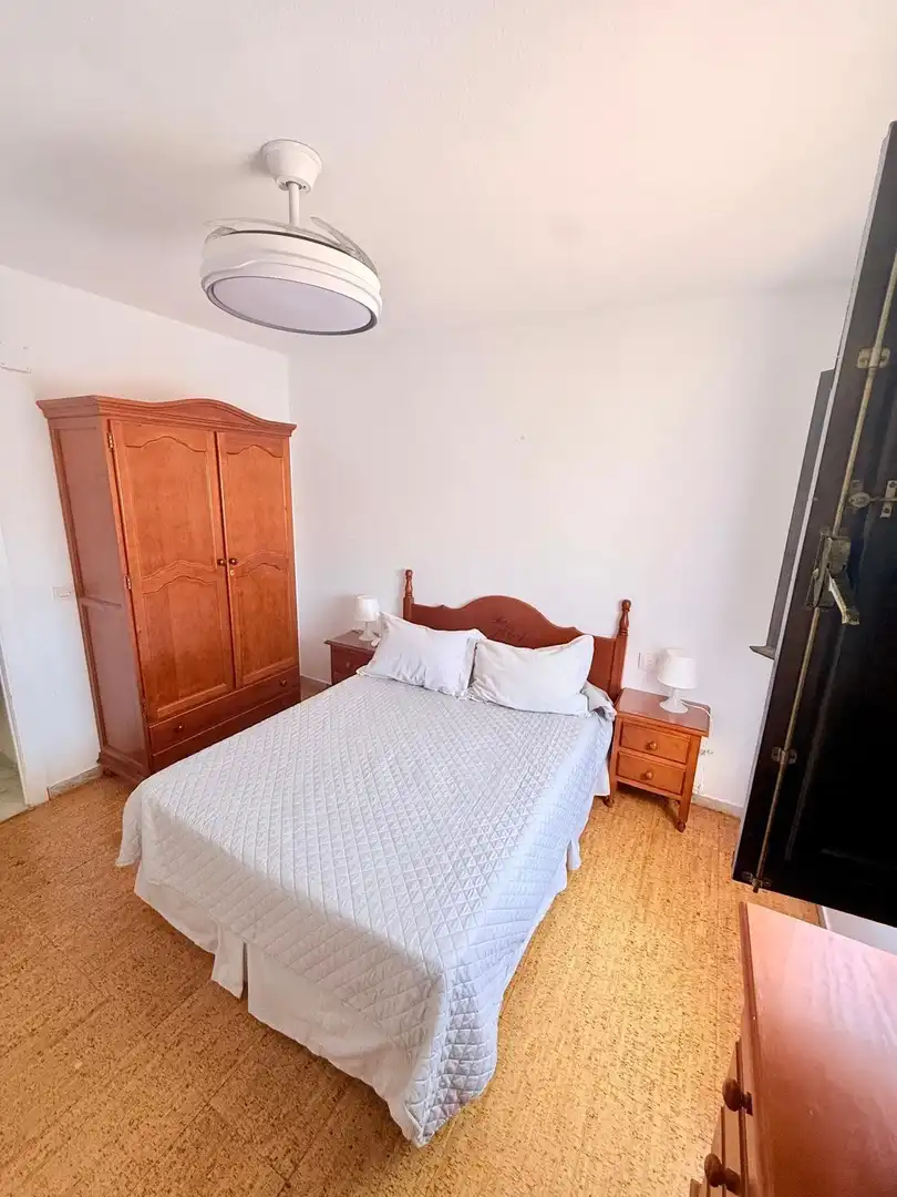 Dormitori de Apartament de lloguer en Vélez-Málaga amb Piscina comunitària