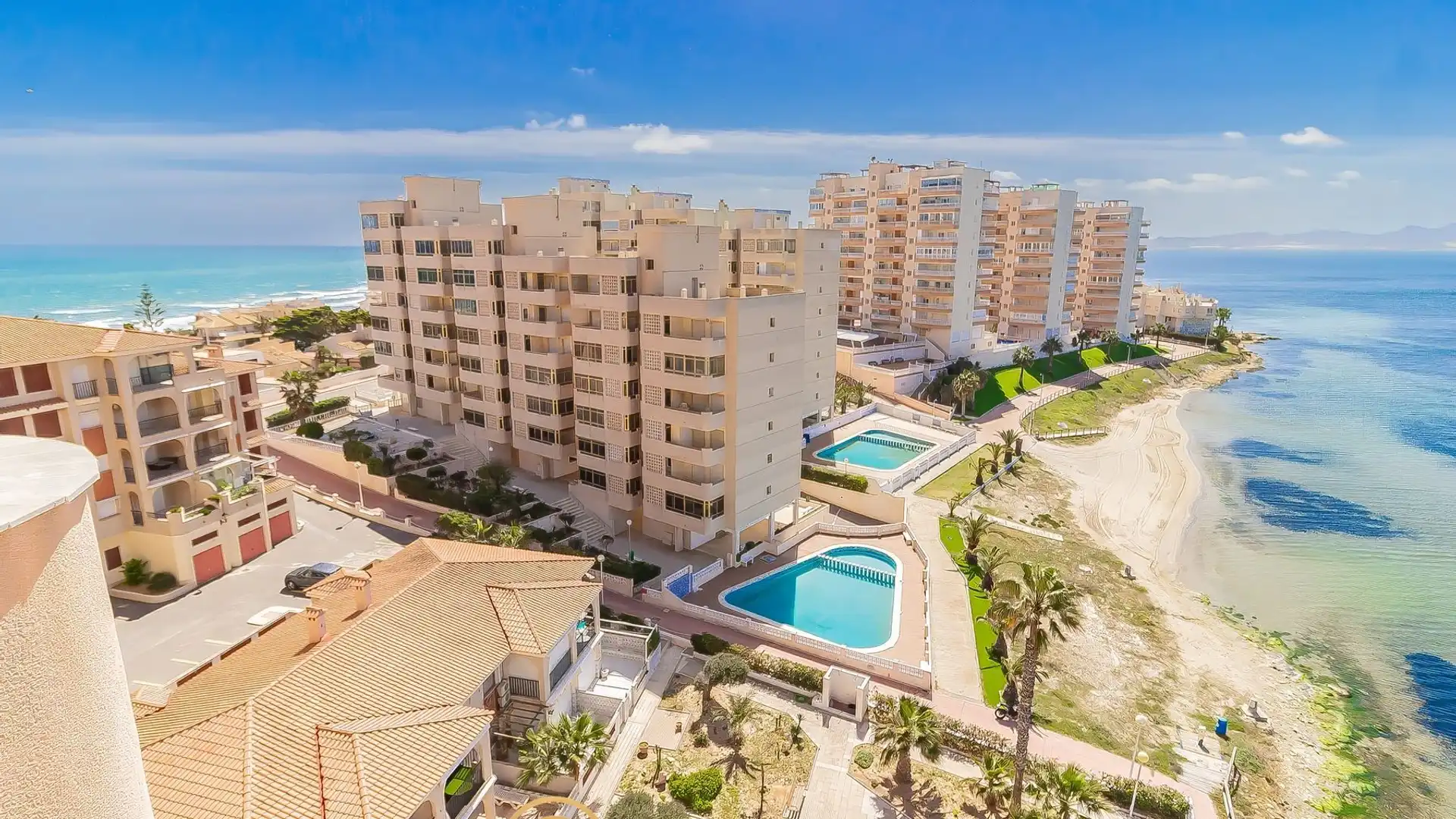 Vista exterior de Apartament en venda en La Manga del Mar Menor amb Terrassa i Piscina comunitària