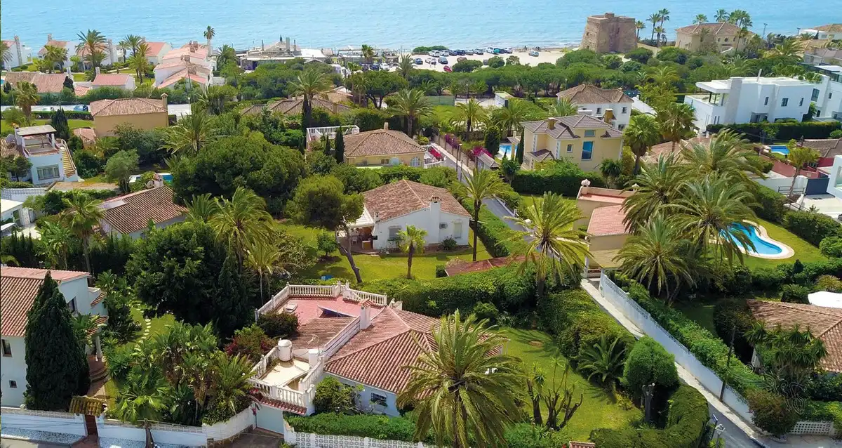 Vista exterior de Casa o xalet en venda en Marbella amb Jardí privat