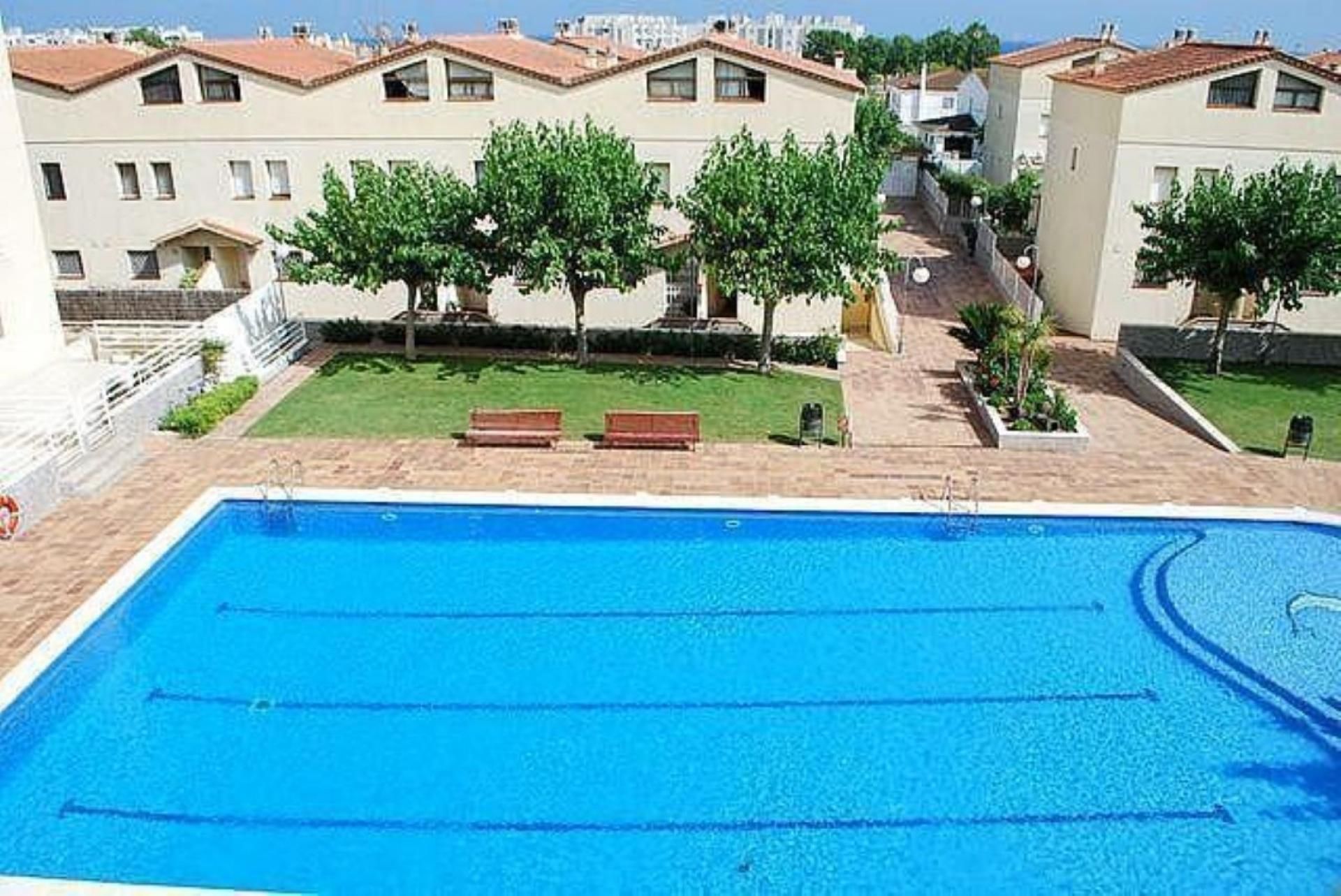 Piscina de Casa adosada en venda en Torredembarra amb Aire condicionat, Jardí privat i Terrassa