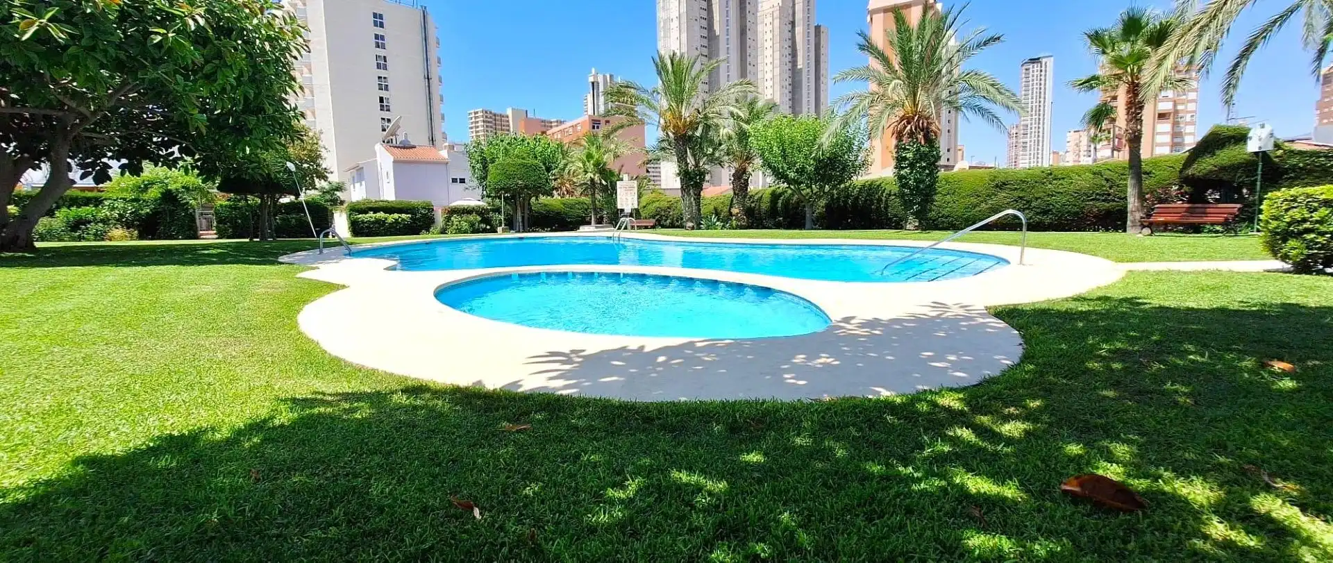 Schwimmbecken von Einfamilien-Reihenhaus zum Verkauf in Benidorm mit Klimaanlage, Privatgarten und Terrasse