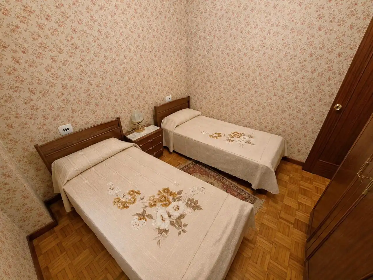 Dormitori de Pis en venda en Ourense Capital  amb Parquet, Traster i Moblat