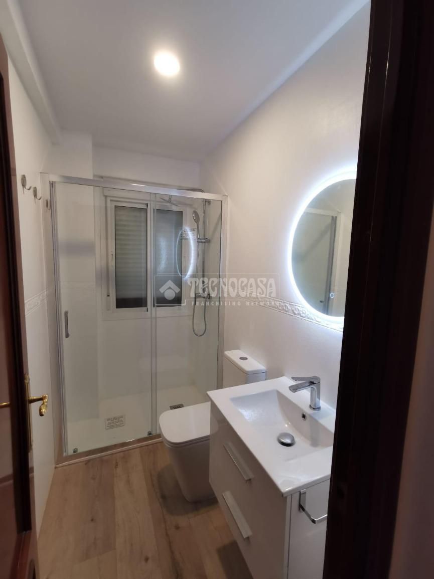 Bany de Pis en venda en  Sevilla Capital amb Aire condicionat