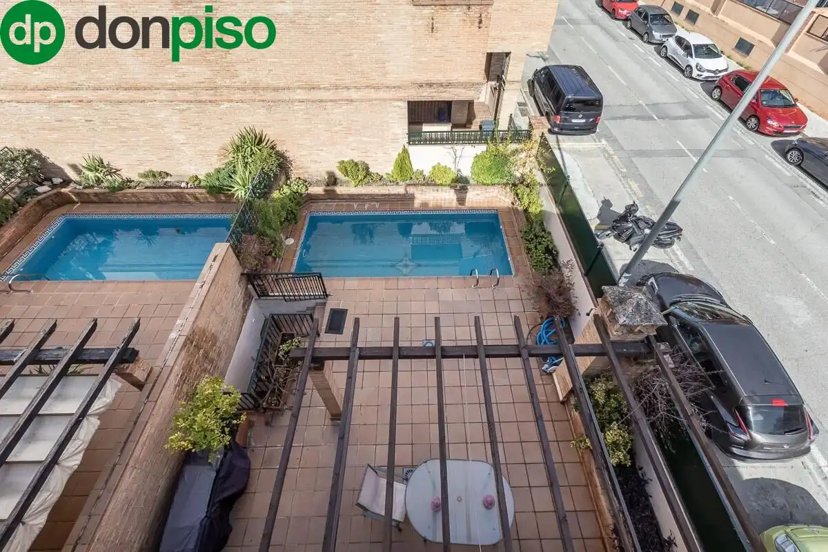 Piscina de Casa adosada en venta en Granada con Calefacción, Jardín privado y Terraza