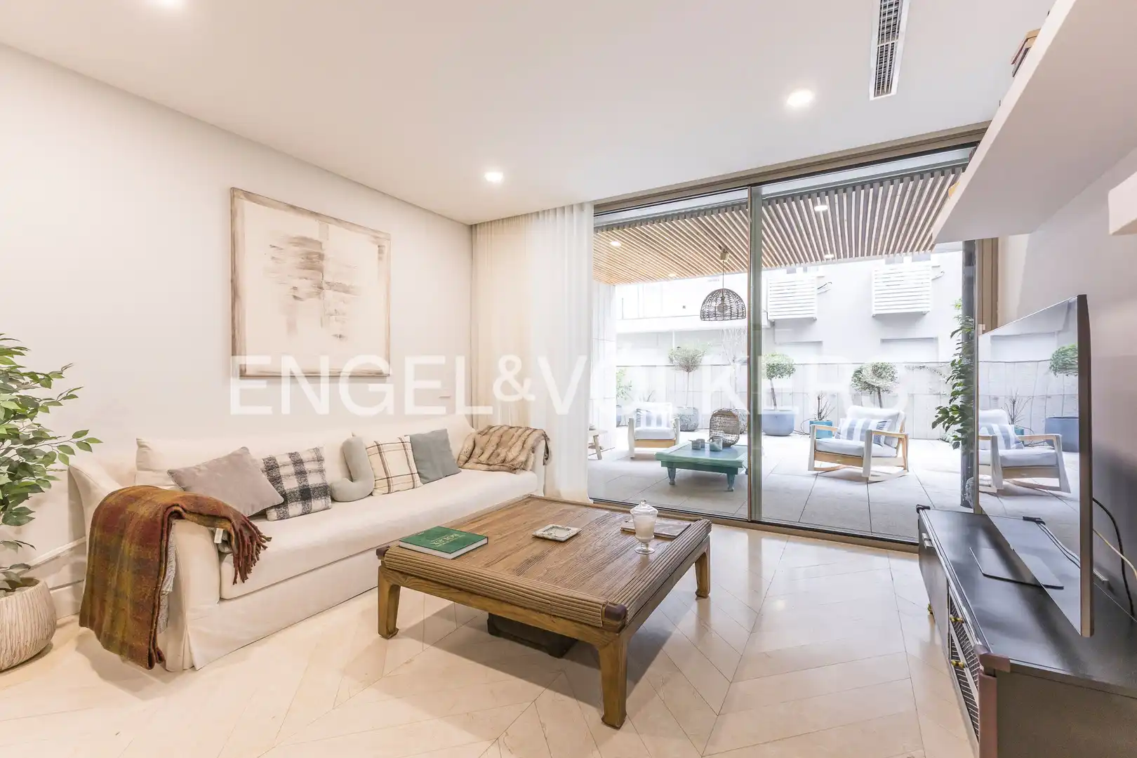 Sala d'estar de Apartament en venda en Madrid amb Calefacció, Jardí privat i Traster