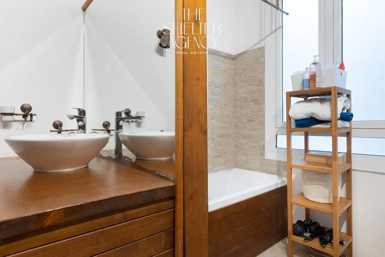 Baño de Ático en venta en Barcelona con Calefacción, Trastero y Balcón