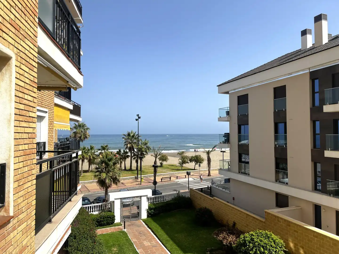 Vista exterior de Apartament de lloguer en Fuengirola amb Aire condicionat, Calefacció i Jardí privat