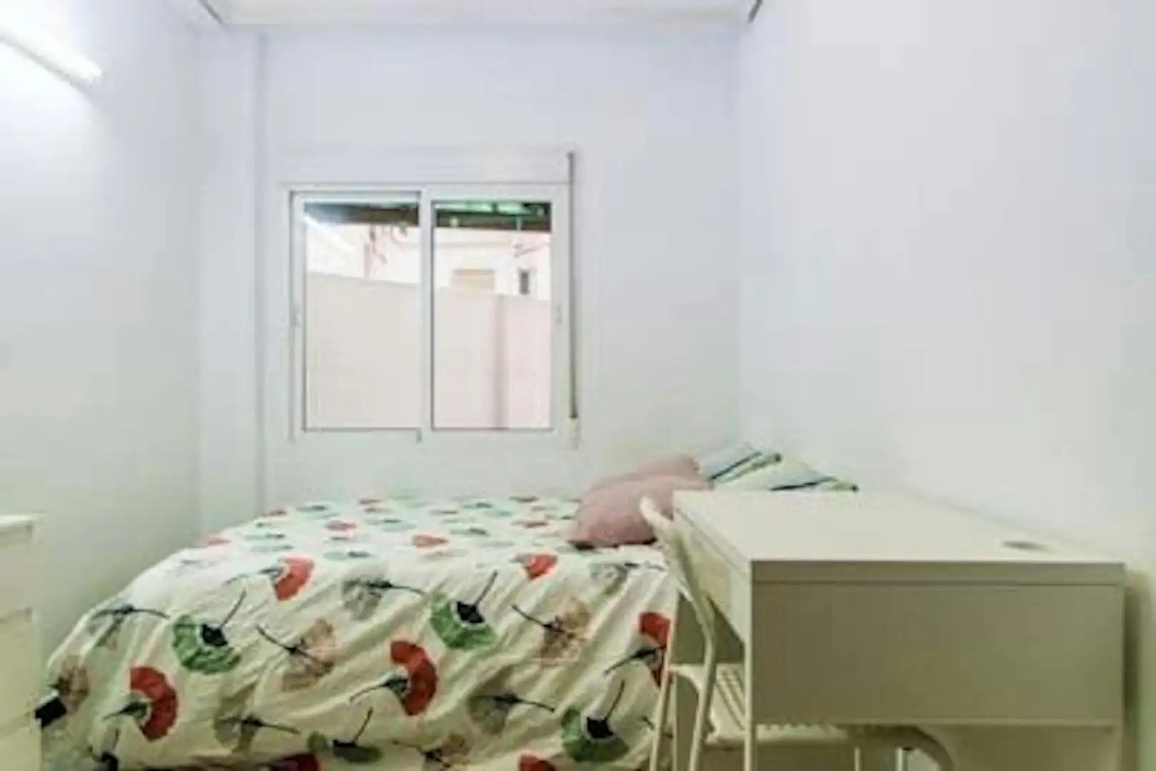 Bedroom of Flat for share in Valencia  with Heating and Washing machine