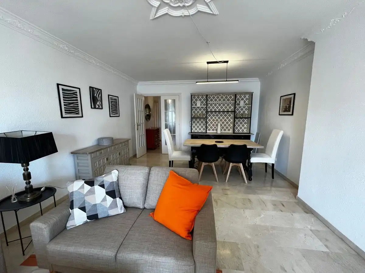 Sala de estar de Apartamento de alquiler en Estepona con Terraza, Amueblado y Piscina comunitaria