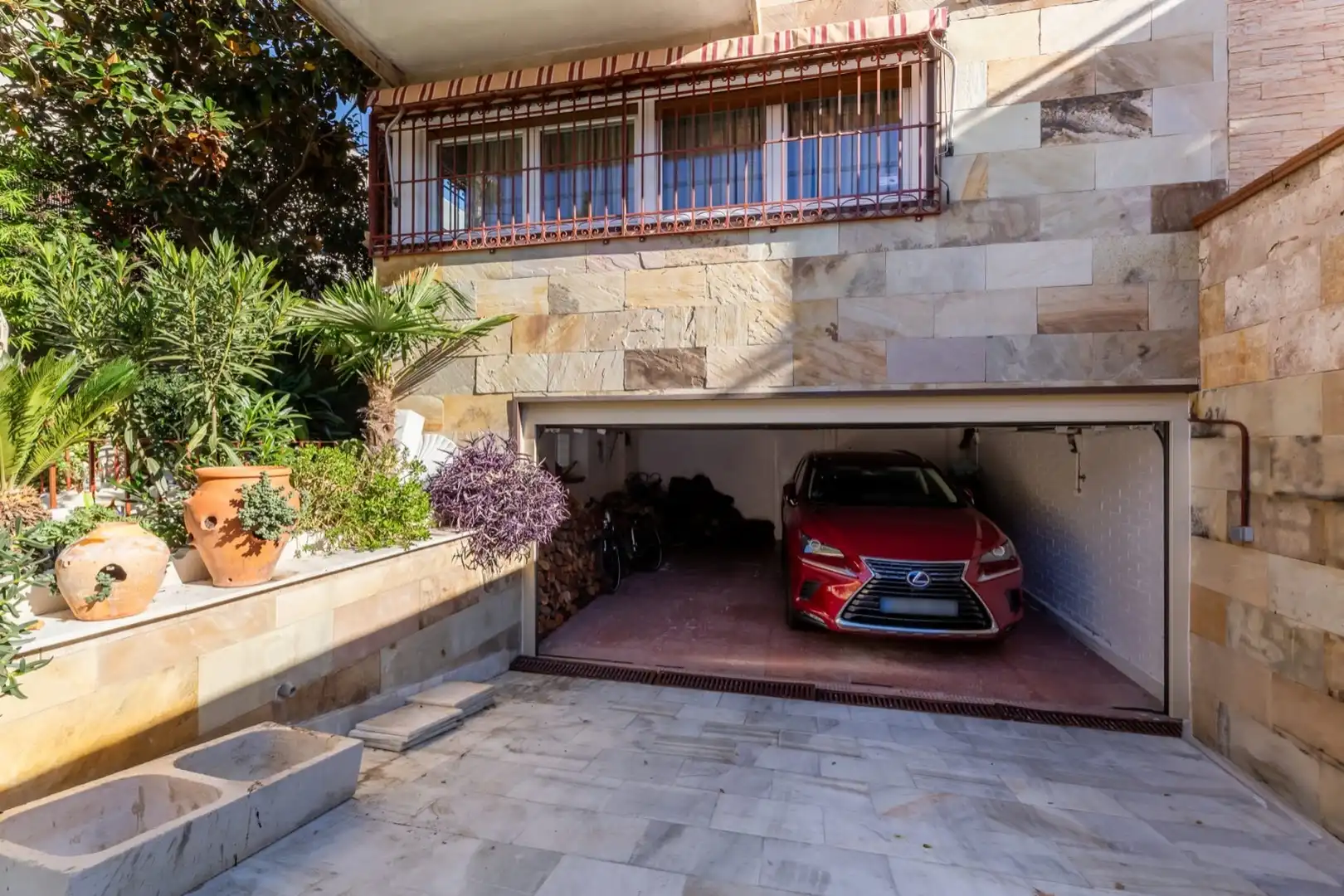 Parking de Casa adosada en venta en Madrid con Aire acondicionado, Calefacción y Jardín privado