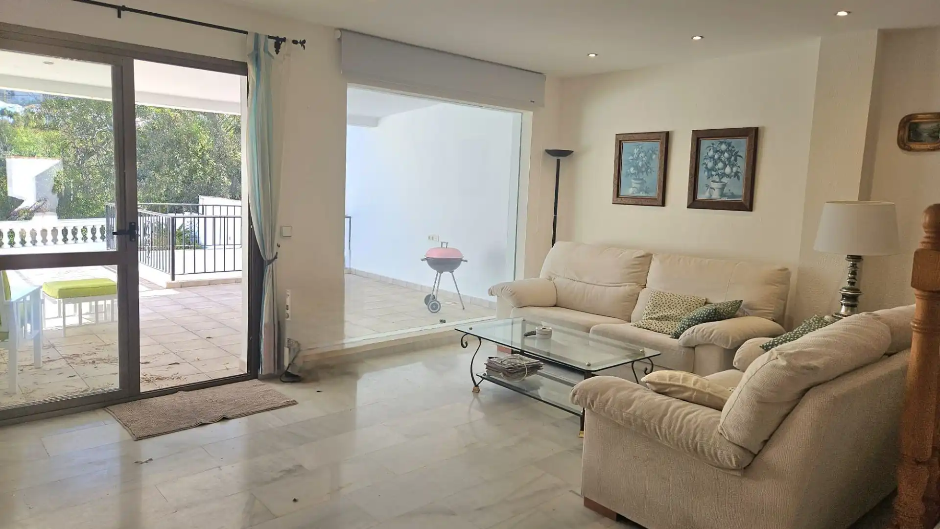 Sala d'estar de Casa adosada en venda en Benalmádena amb Terrassa, Moblat i Piscina comunitària