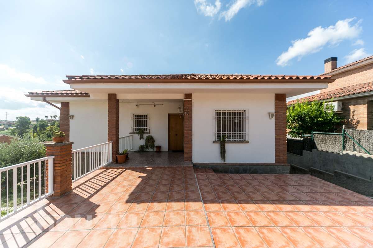Vista exterior de Casa o xalet en venda en Abrera amb Calefacció, Jardí privat i Terrassa