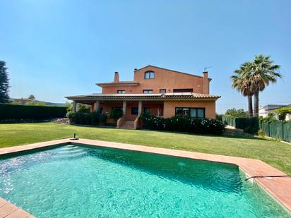 Vista exterior de Casa o xalet en venda en Mont-ras amb Aire condicionat, Calefacció i Jardí privat