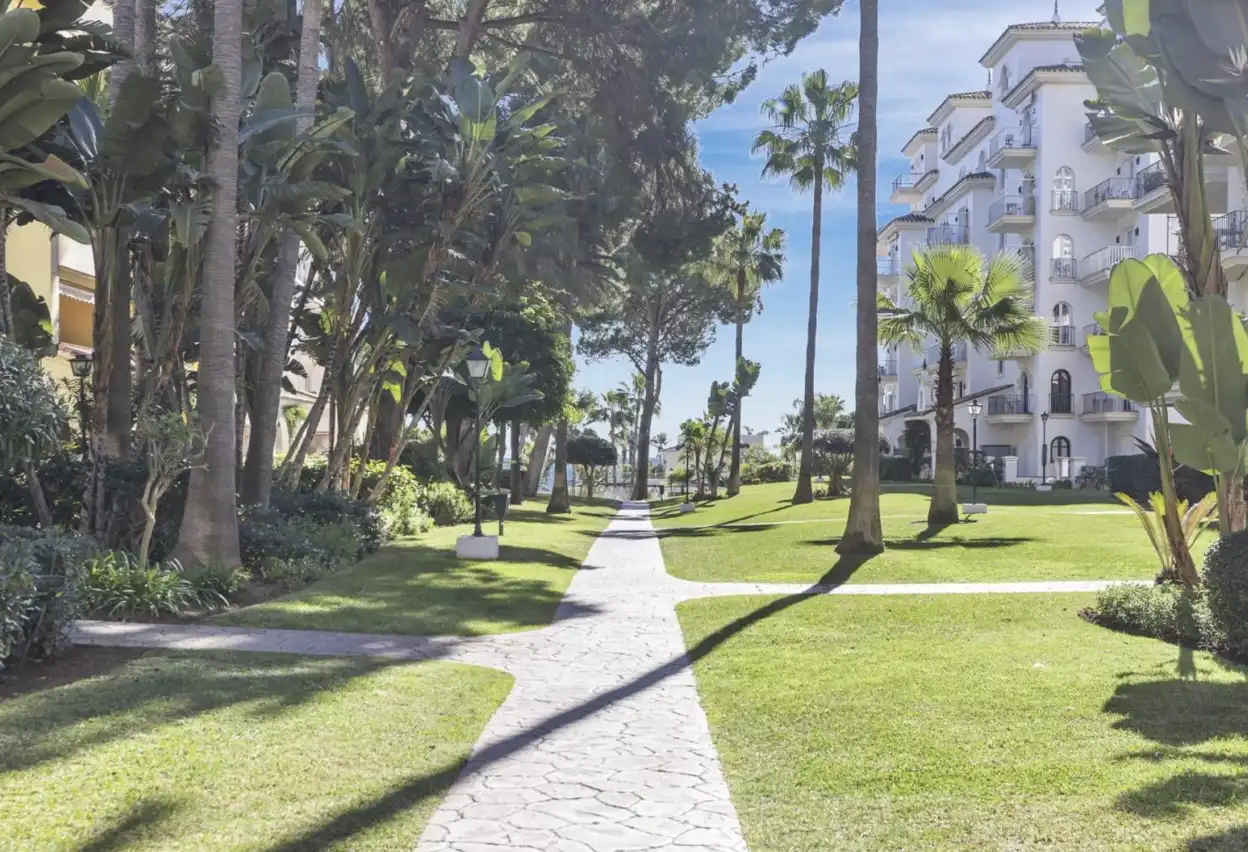 Vista exterior de Planta baixa en venda en Marbella amb Aire condicionat, Terrassa i Piscina
