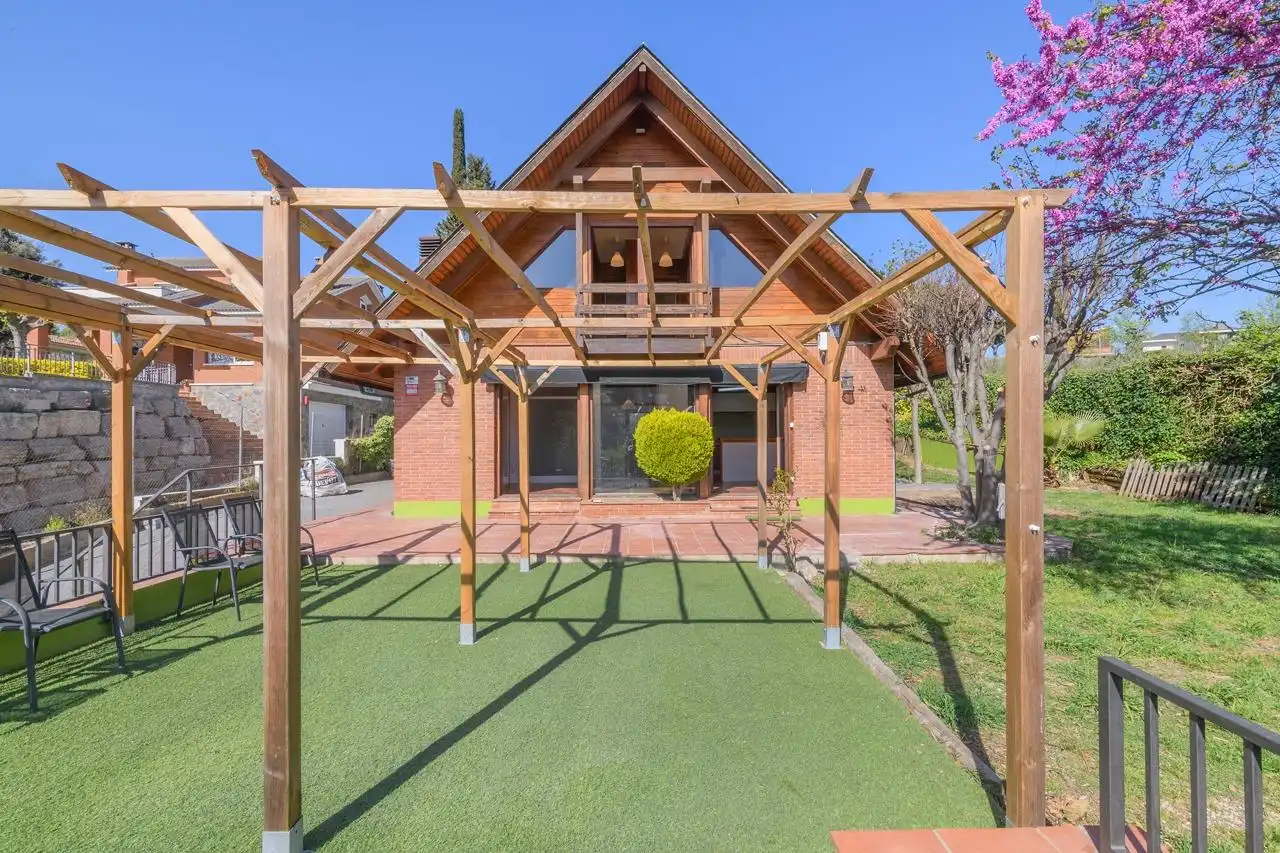 Vista exterior de Casa o xalet en venda en Lliçà d'Amunt amb Aire condicionat, Terrassa i Traster