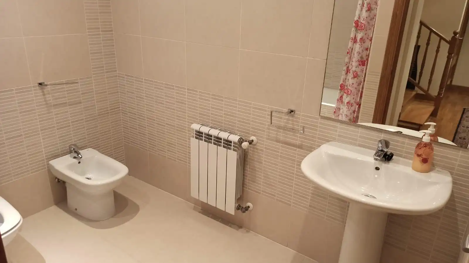 Badezimmer von Einfamilien-Reihenhaus zum Verkauf in Aia mit Heizung, Privatgarten und Terrasse