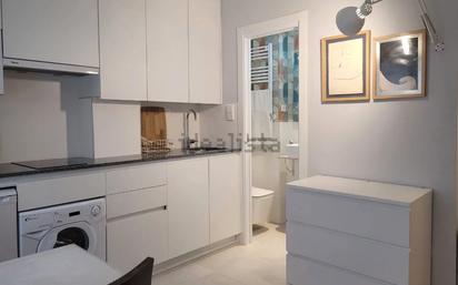 Cuina de Apartament de lloguer en  Madrid Capital amb Aire condicionat, Calefacció i Moblat