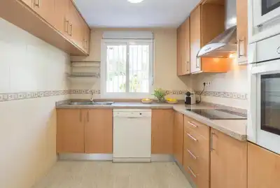Cocina de Casa adosada en venta en Benalmádena con Aire acondicionado, Calefacción y Jardín privado