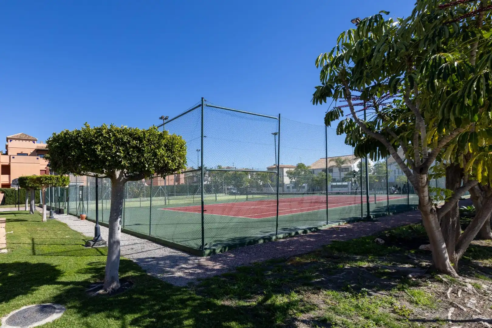 Vista exterior de Àtic en venda en Motril amb Aire condicionat, Traster i Piscina comunitària