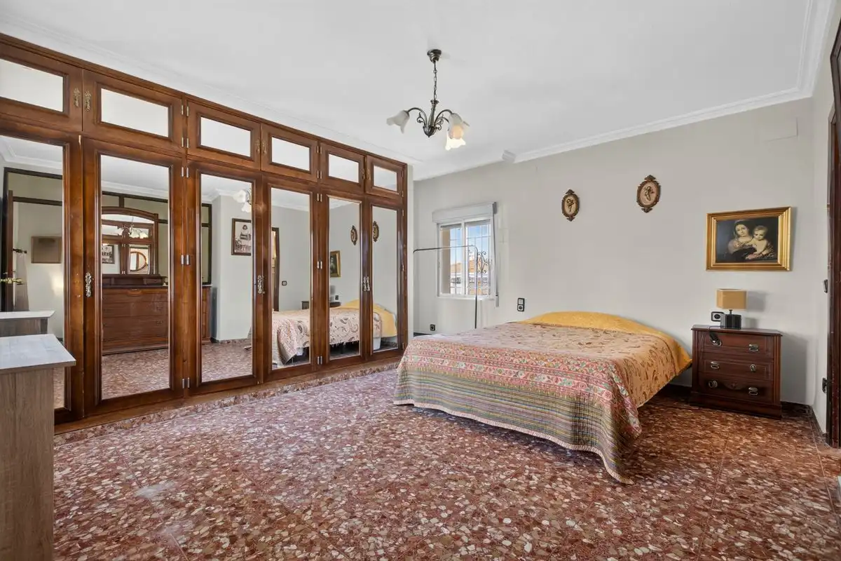 Schlafzimmer von Einfamilien-Reihenhaus zum Verkauf in Dos Hermanas mit Klimaanlage, Heizung und Terrasse