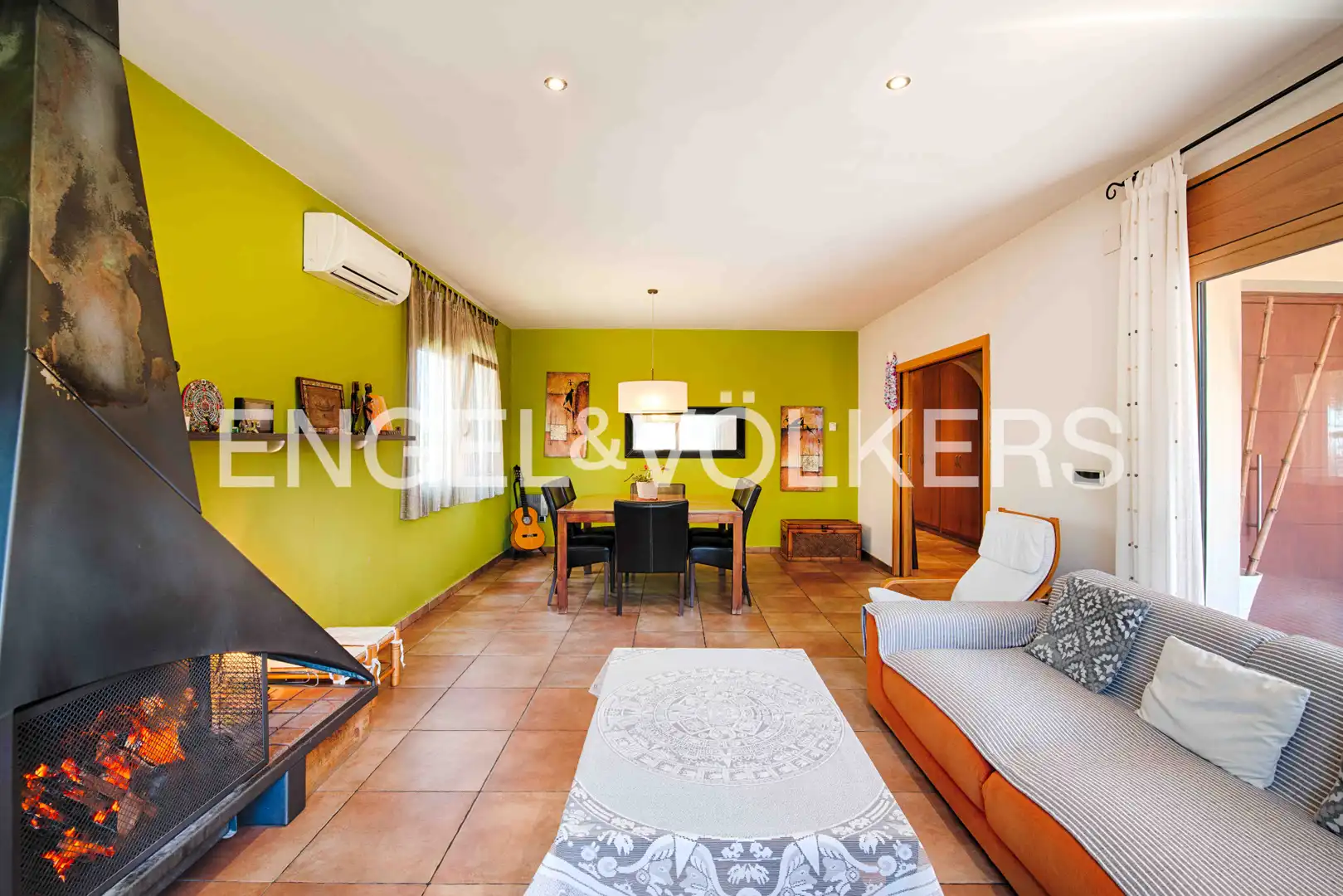 Sala de estar de Casa o chalet en venta en Navata con Aire acondicionado, Calefacción y Jardín privado