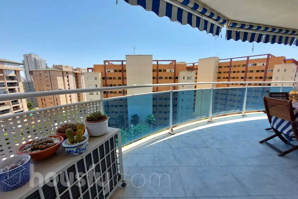 Vista exterior de Pis en venda en Villajoyosa / La Vila Joiosa amb Aire condicionat, Jardí privat i Terrassa