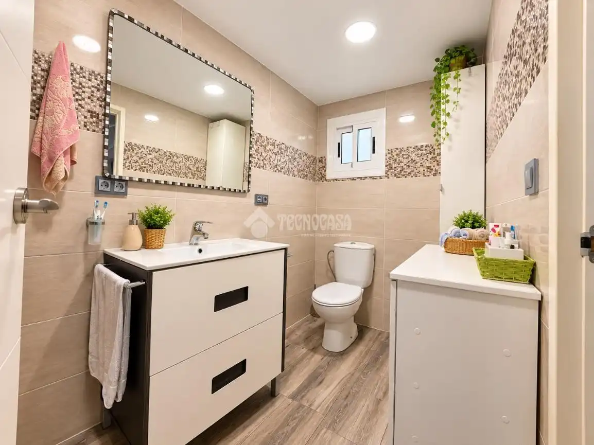 Baño de Piso en venta en Alicante / Alacant con Aire acondicionado