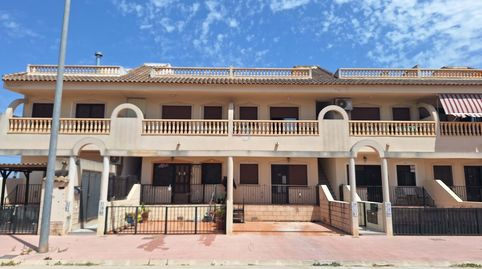 Planta baja con 2 dormitorios y 1 baño, aparcamiento privado, piscina común, gran terraza delantera y zona de descanso trasera. Mu