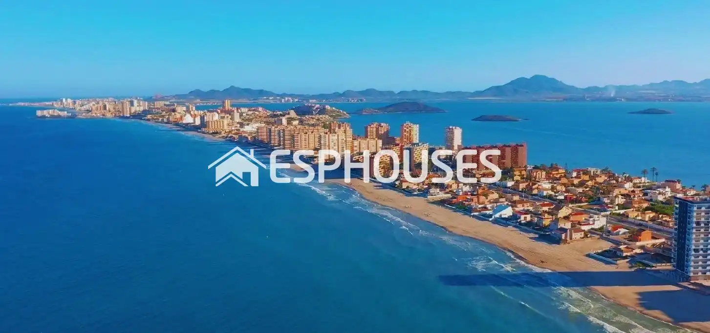 Vista exterior de Casa o chalet en venta en La Manga del Mar Menor con Terraza, Balcón y Piscina comunitaria