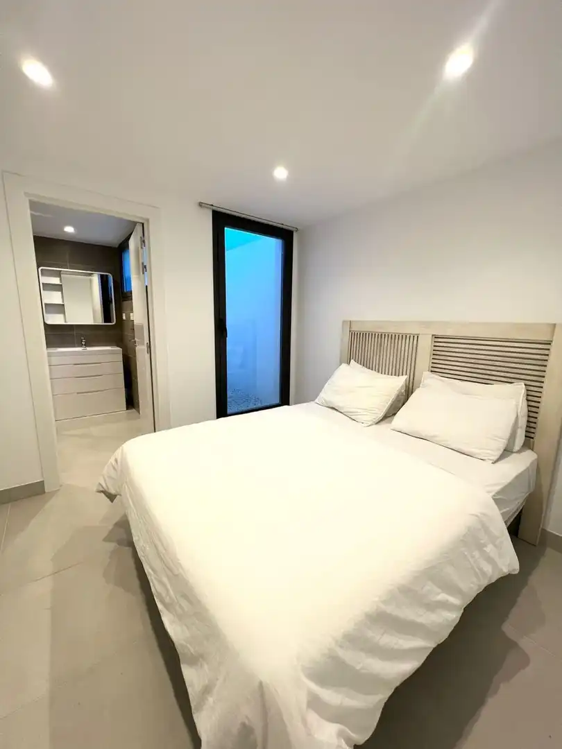 Habitación de Casa adosada de alquiler en Estepona con Jardín privado, Terraza y Trastero