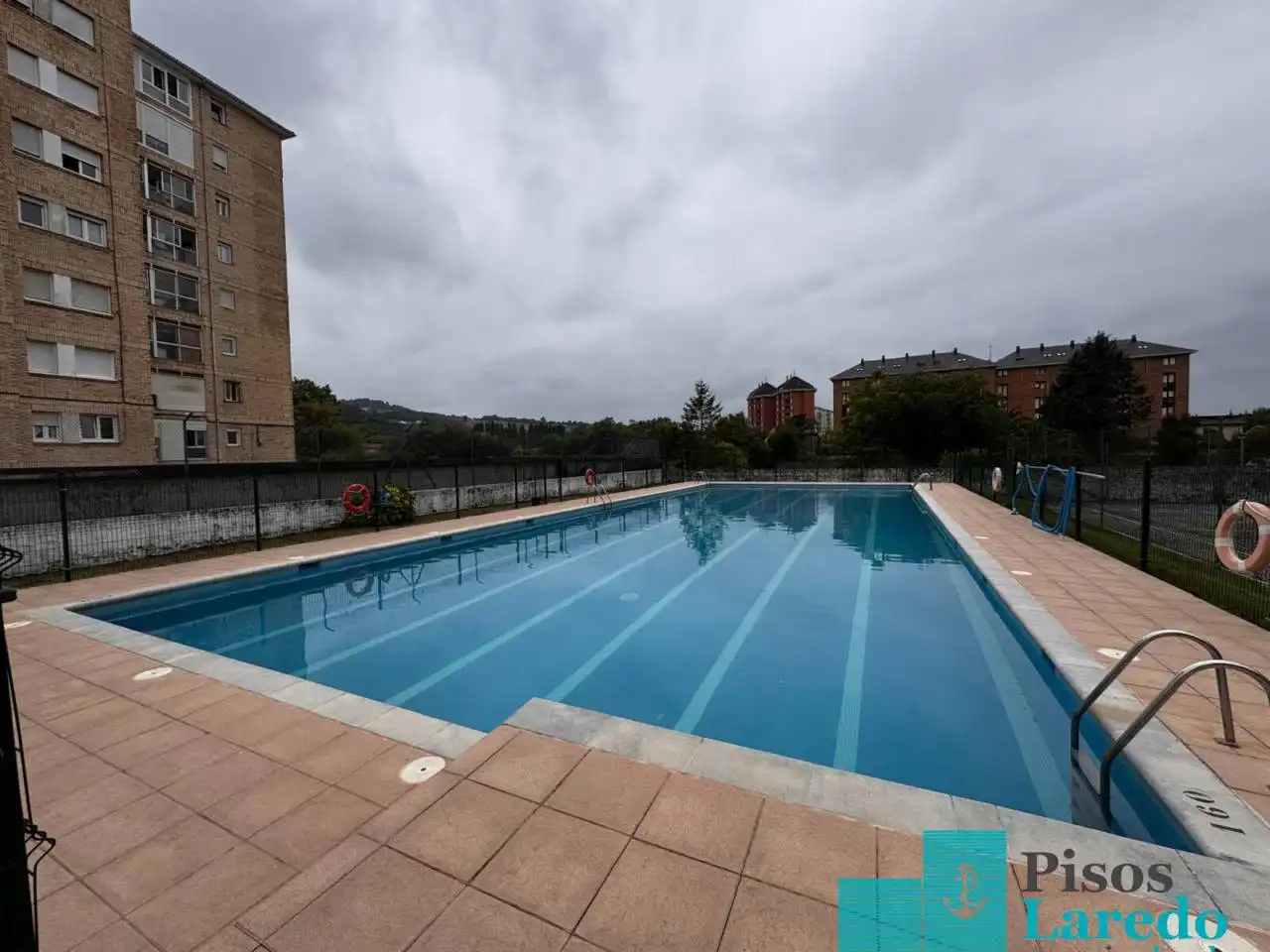 Piscina de Piso en venta en Laredo con Calefacción, Terraza y Balcón