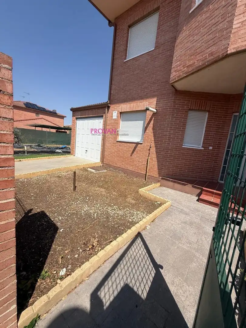 Parking de Casa adosada en venta en Galápagos con Calefacción y Jardín privado
