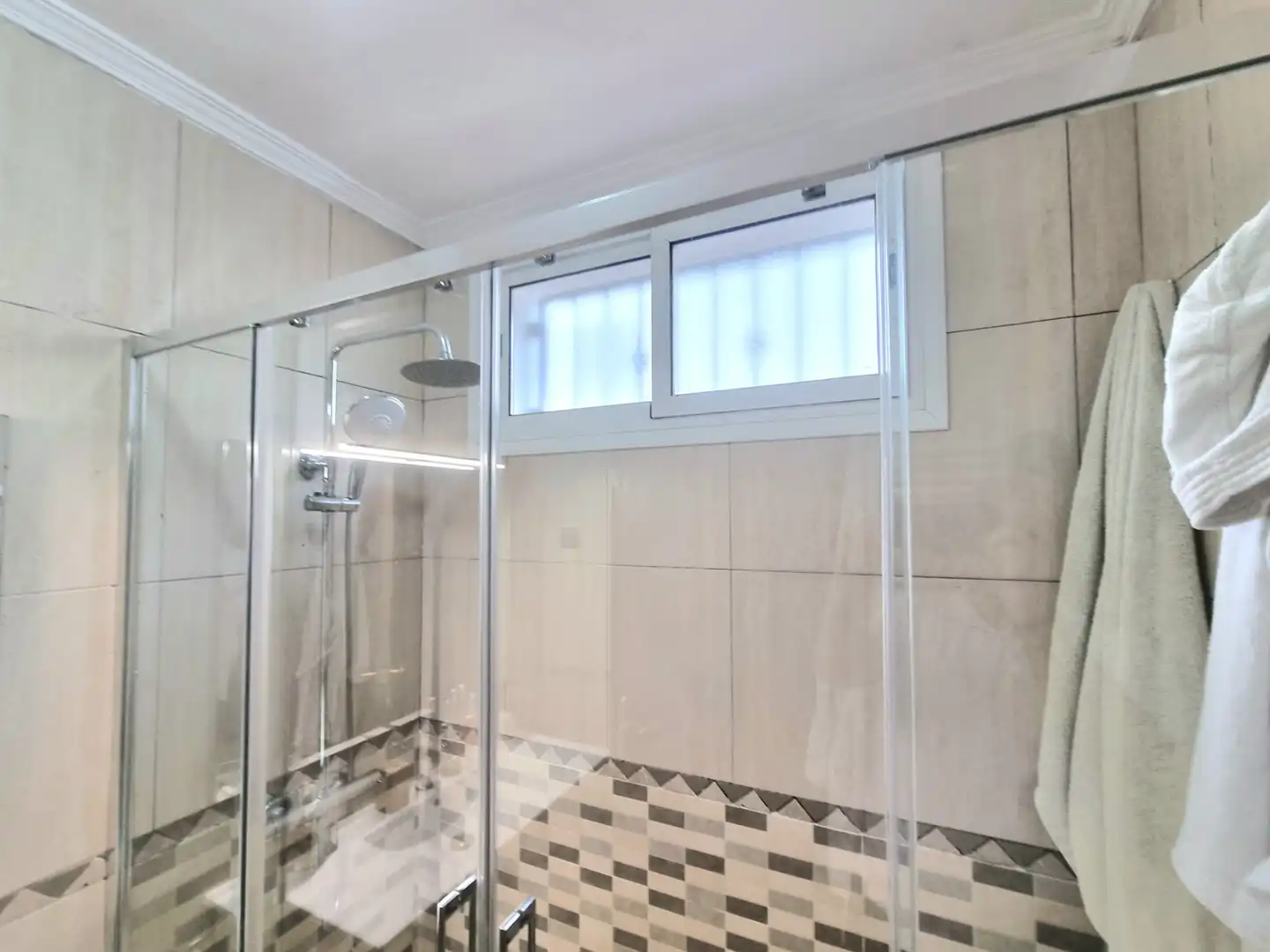 Badezimmer von Haus oder Chalet zum Verkauf in Bigues i Riells del Fai mit Klimaanlage, Heizung und Parkett